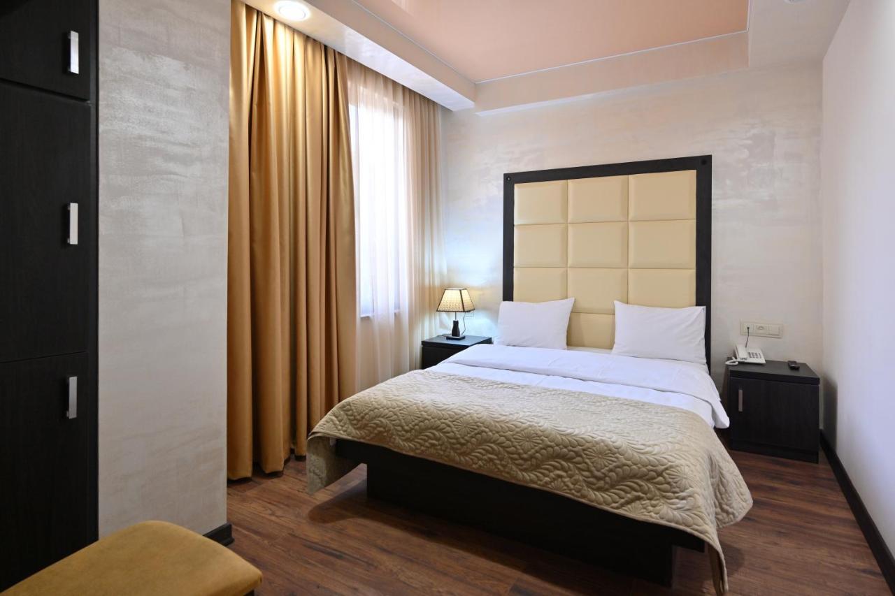 Hotel Partiez Yerevan Bagian luar foto