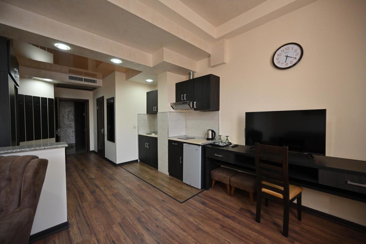 Hotel Partiez Yerevan Bagian luar foto