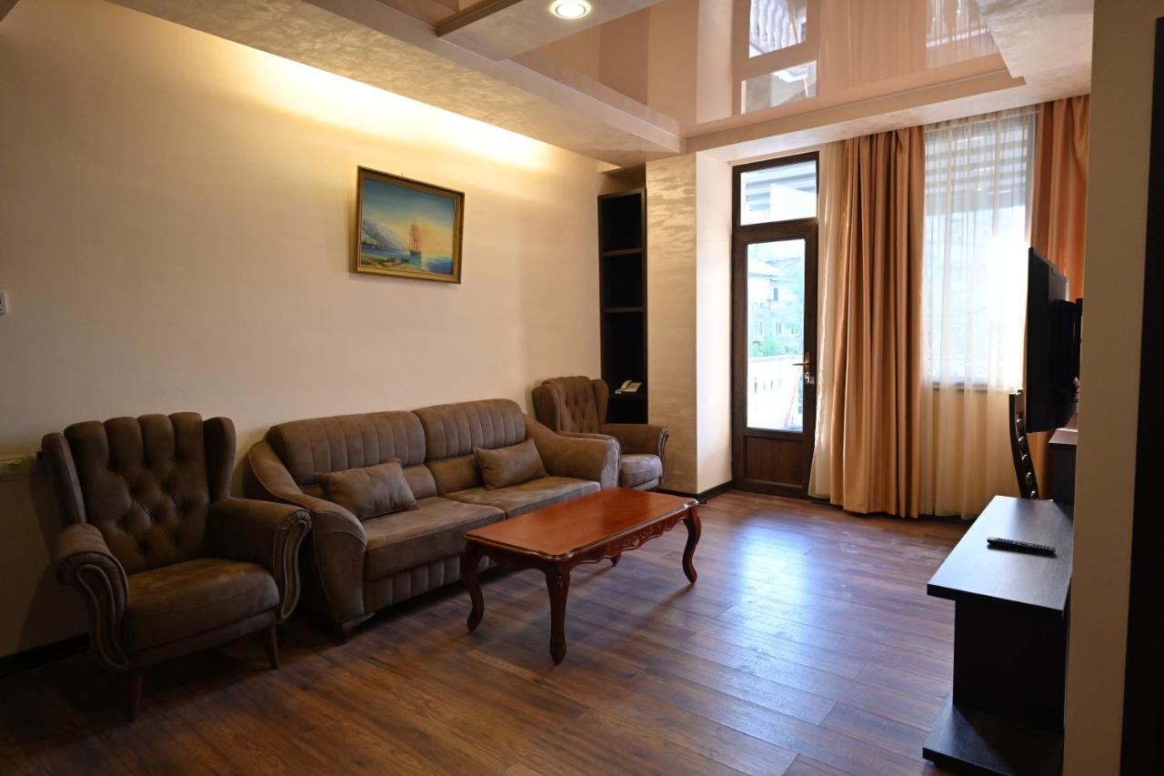 Hotel Partiez Yerevan Bagian luar foto