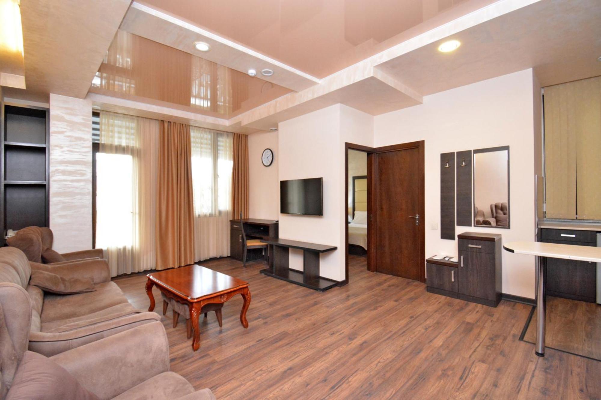 Hotel Partiez Yerevan Bagian luar foto