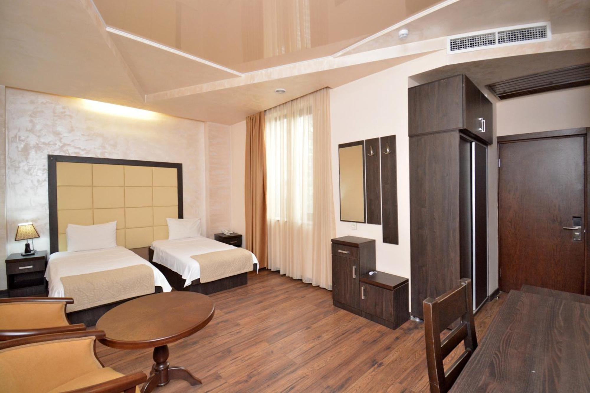 Hotel Partiez Yerevan Bagian luar foto