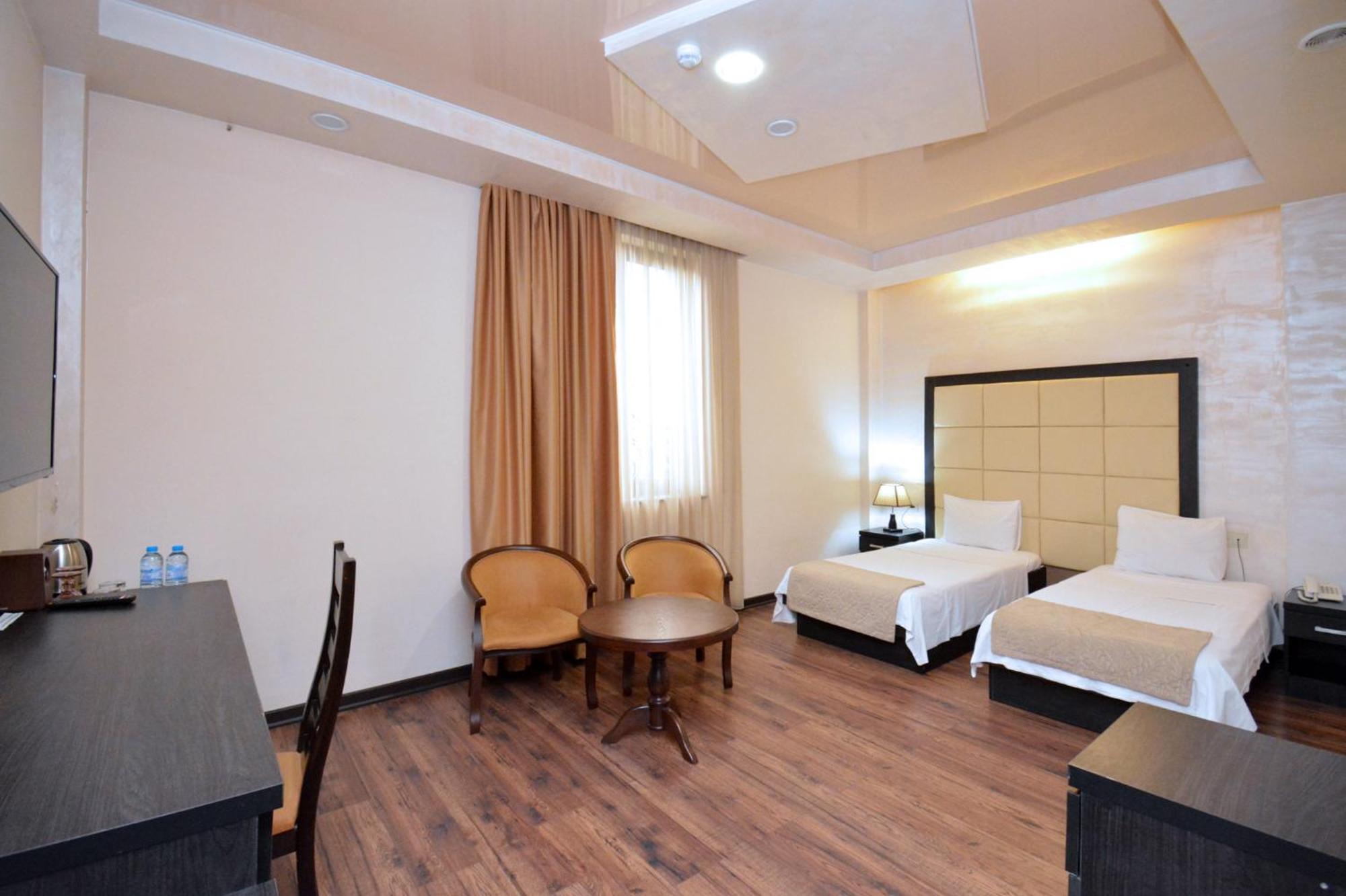 Hotel Partiez Yerevan Bagian luar foto