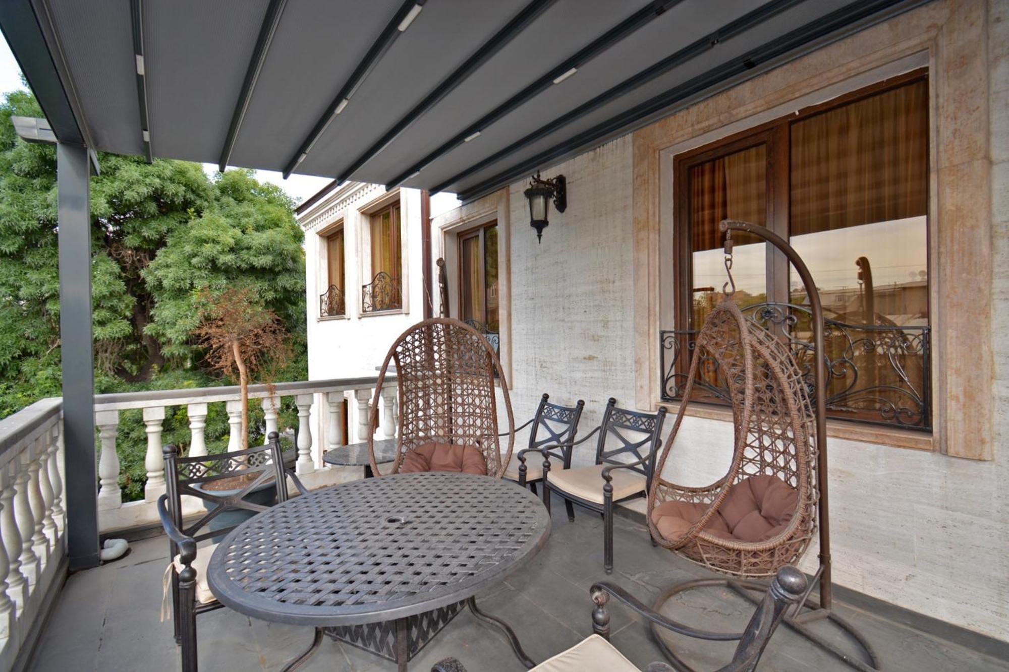 Hotel Partiez Yerevan Bagian luar foto