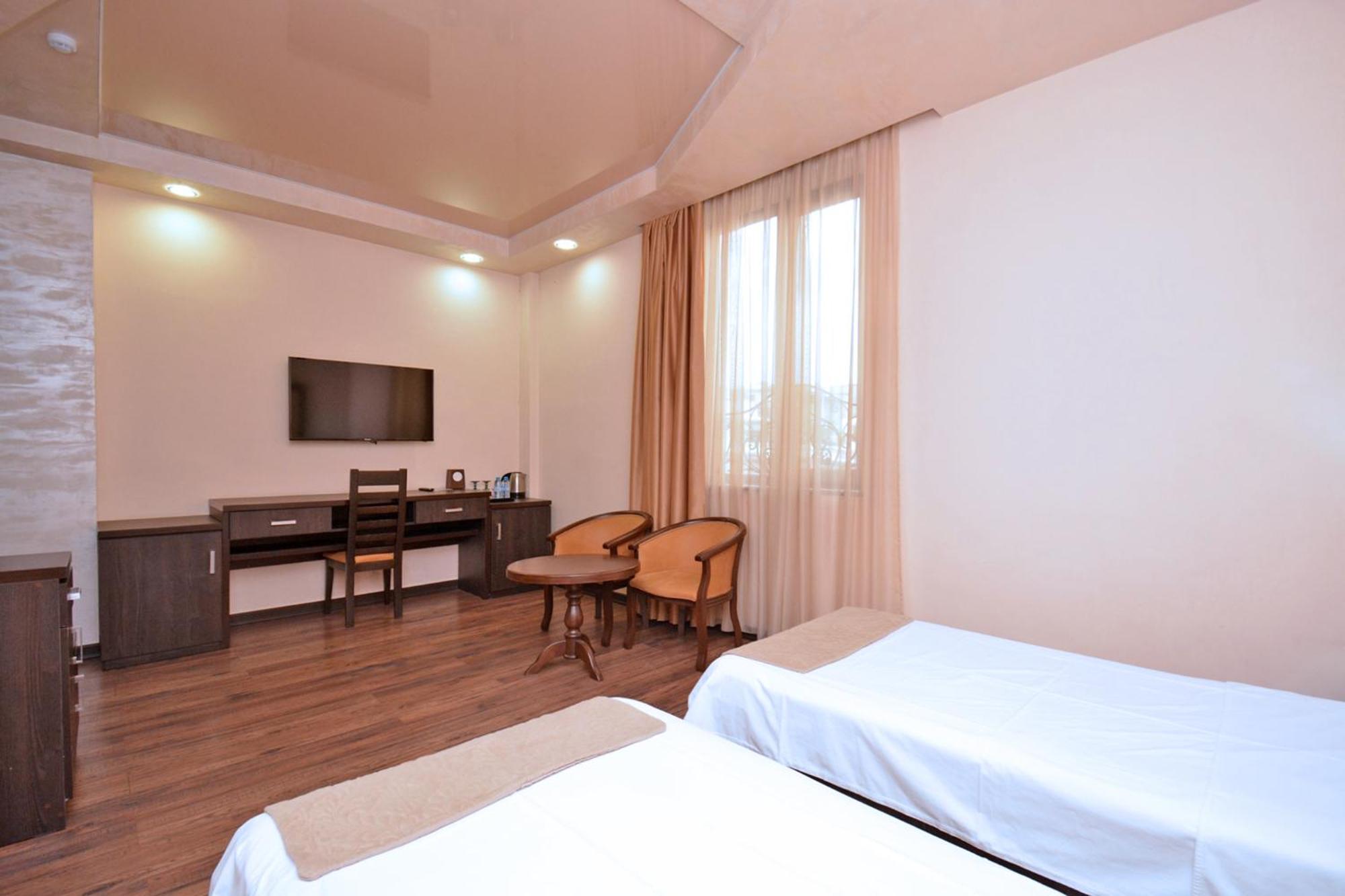 Hotel Partiez Yerevan Bagian luar foto
