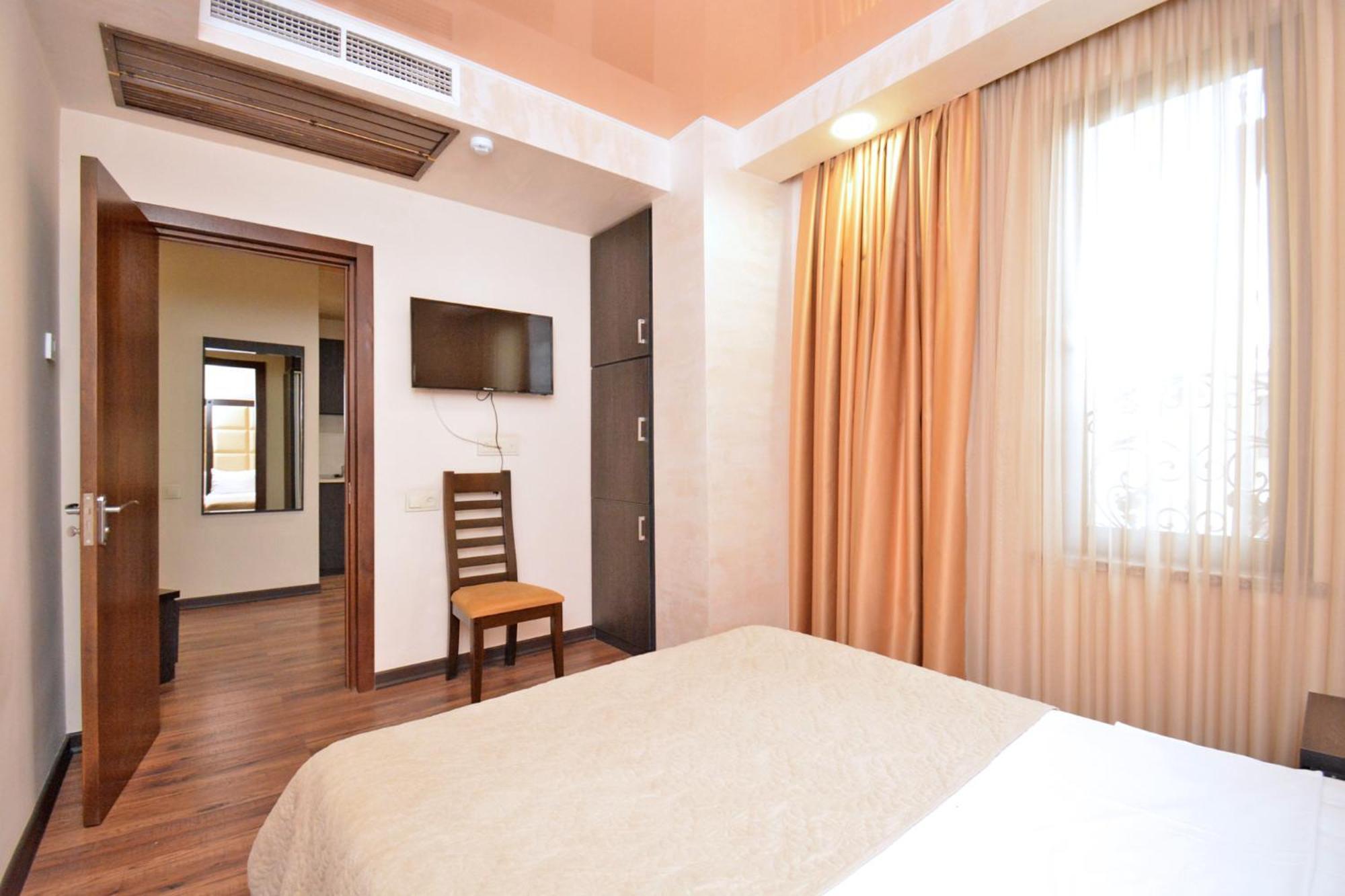 Hotel Partiez Yerevan Bagian luar foto