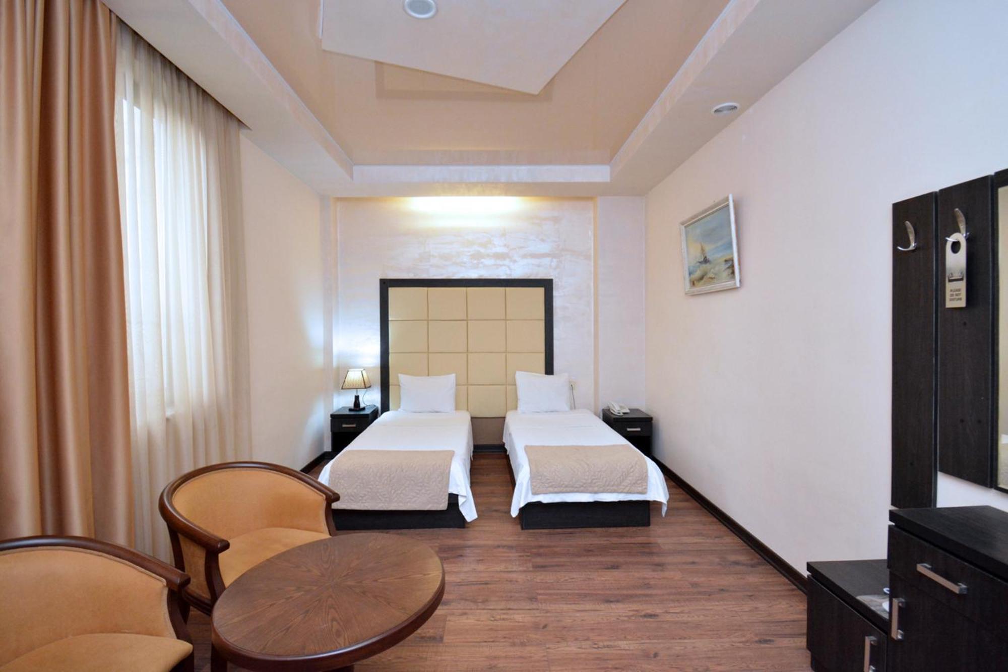 Hotel Partiez Yerevan Bagian luar foto
