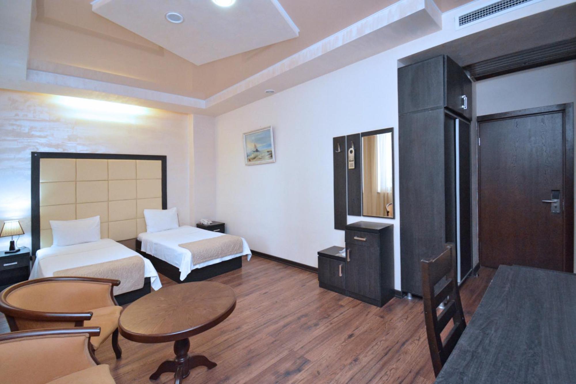 Hotel Partiez Yerevan Bagian luar foto