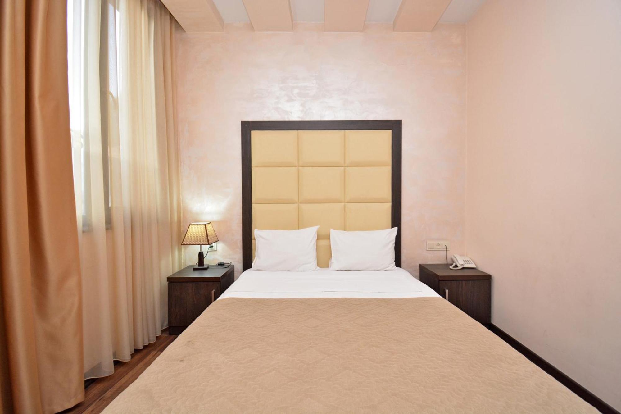 Hotel Partiez Yerevan Bagian luar foto