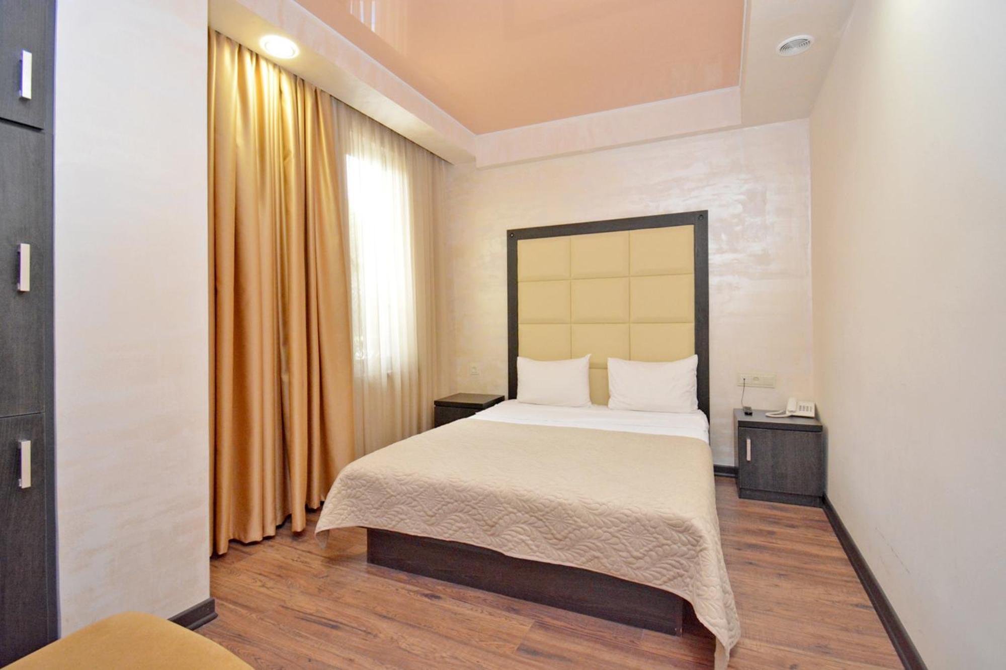 Hotel Partiez Yerevan Bagian luar foto