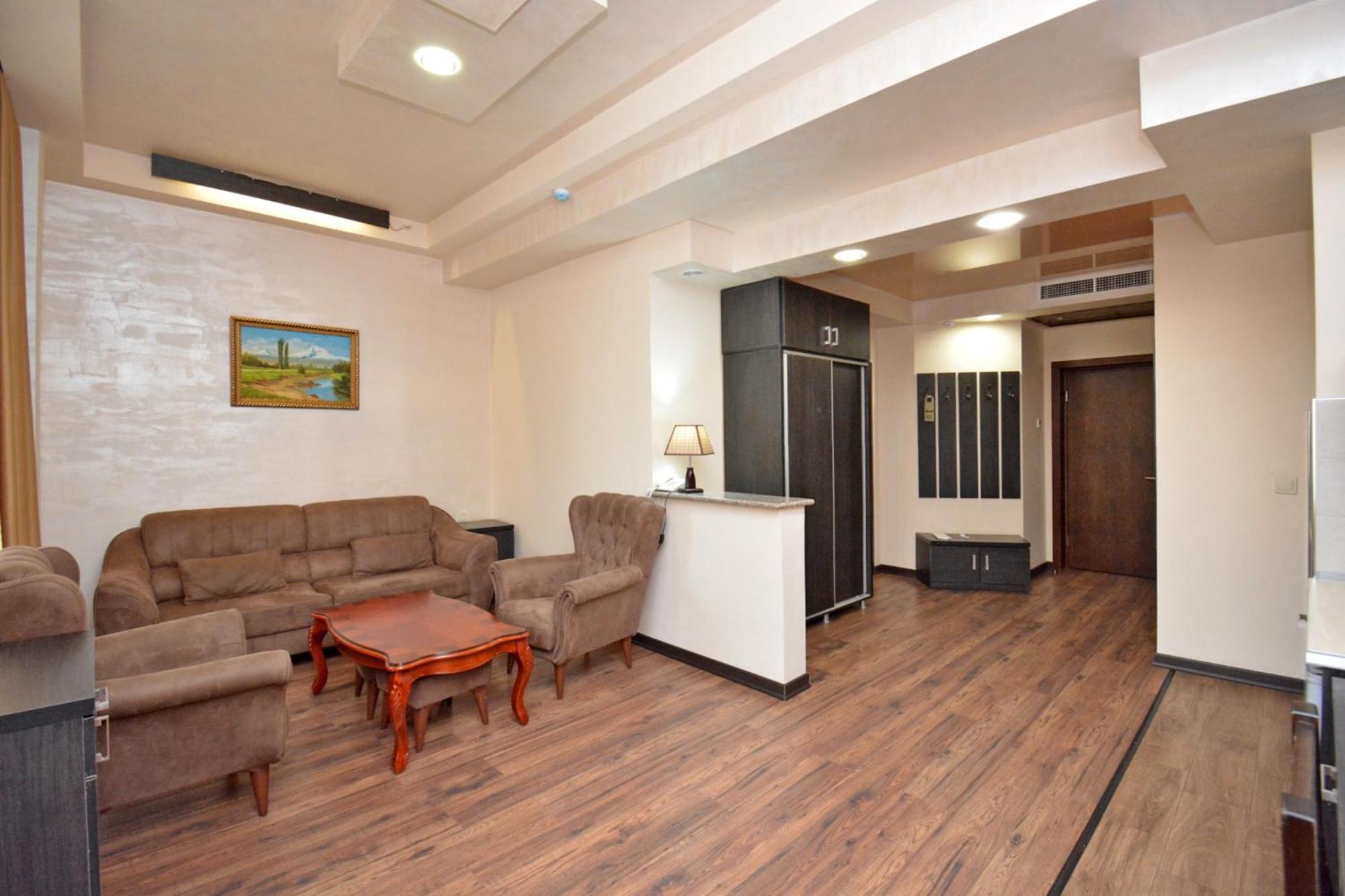 Hotel Partiez Yerevan Bagian luar foto