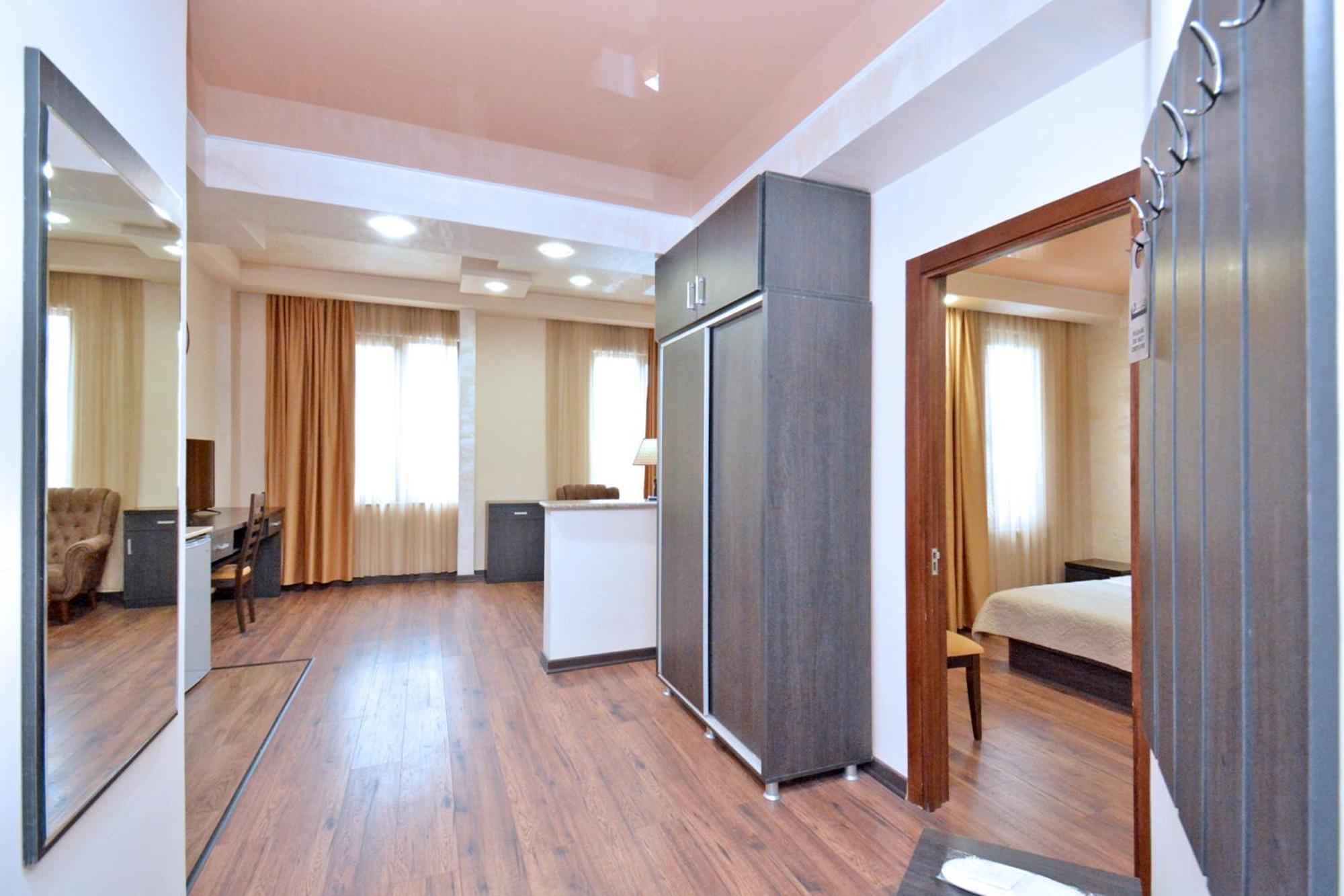 Hotel Partiez Yerevan Bagian luar foto