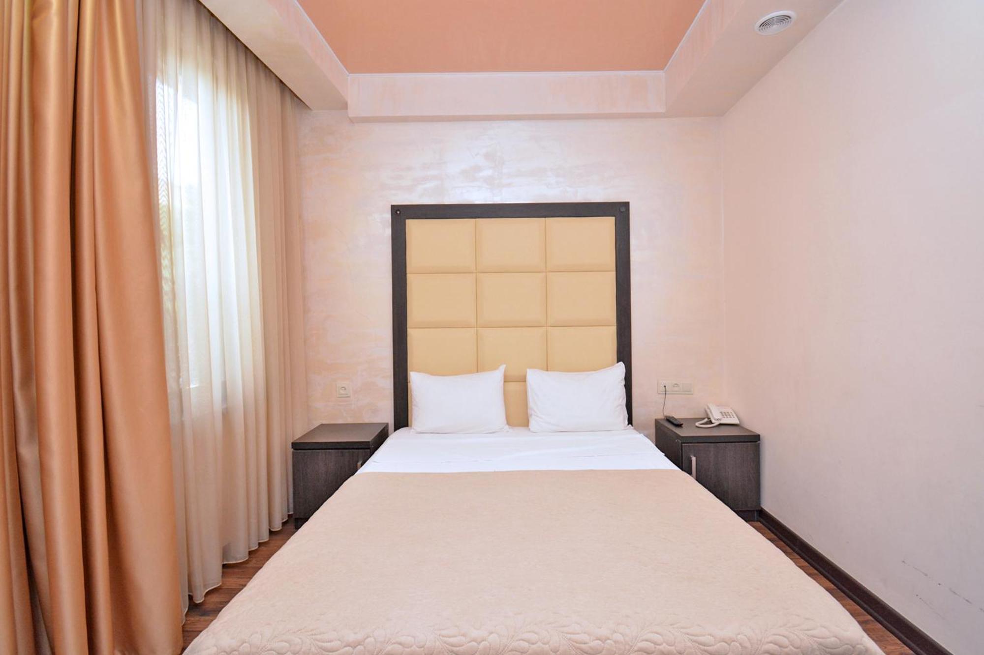 Hotel Partiez Yerevan Bagian luar foto