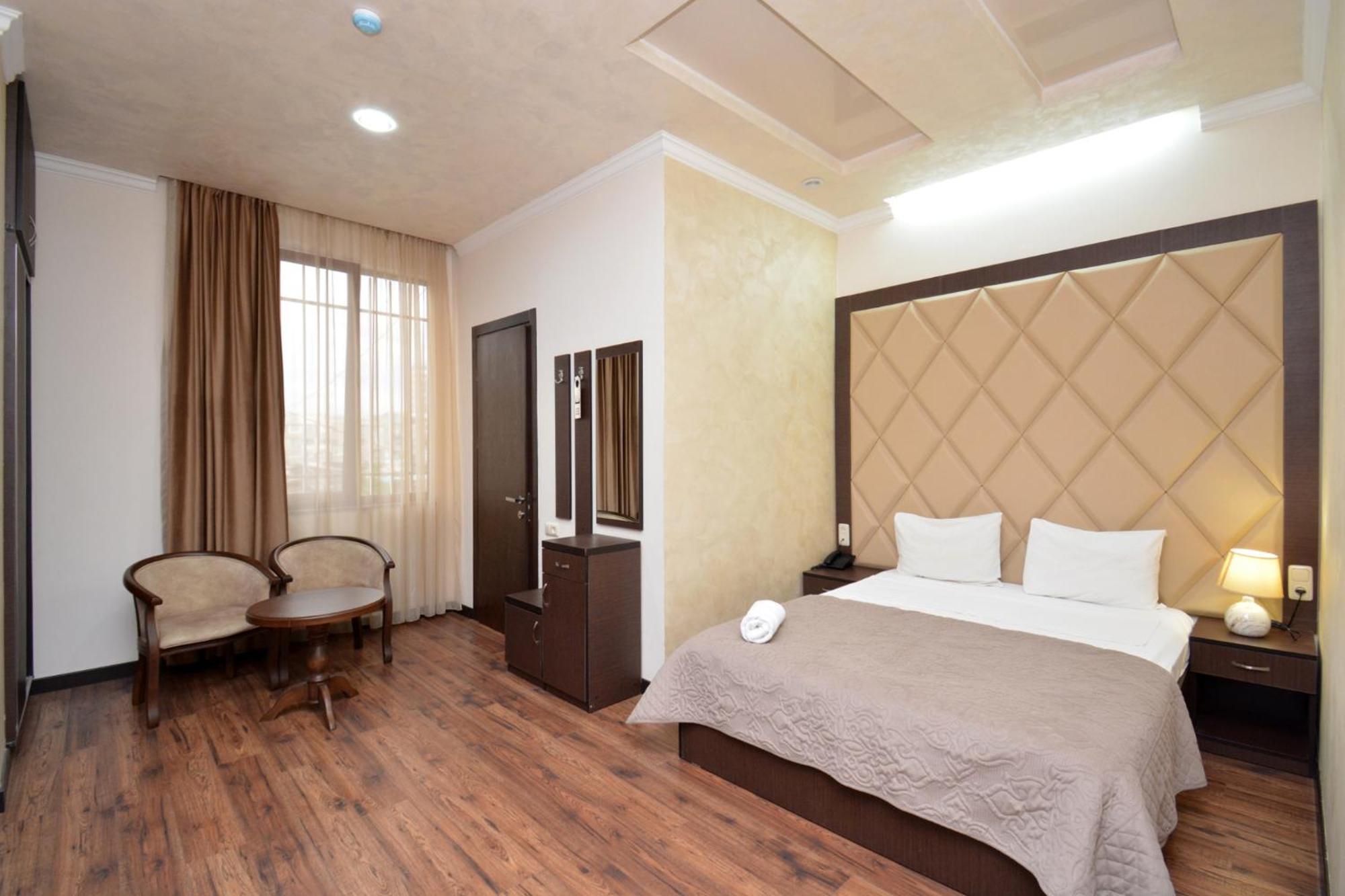 Hotel Partiez Yerevan Bagian luar foto