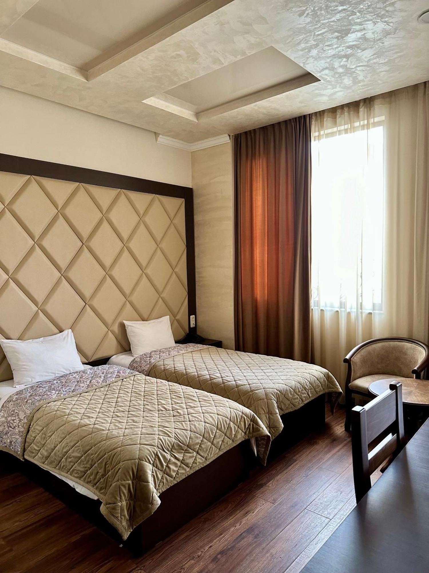 Hotel Partiez Yerevan Bagian luar foto