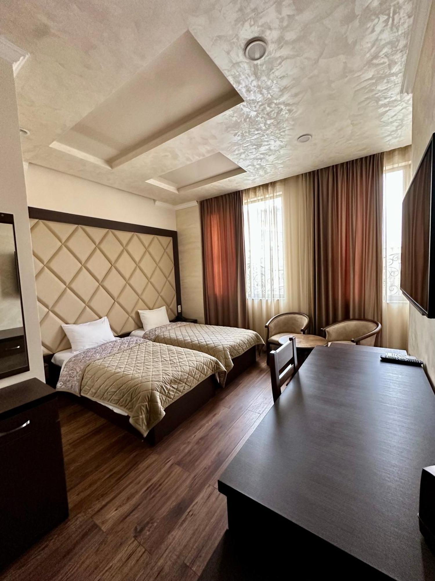 Hotel Partiez Yerevan Bagian luar foto